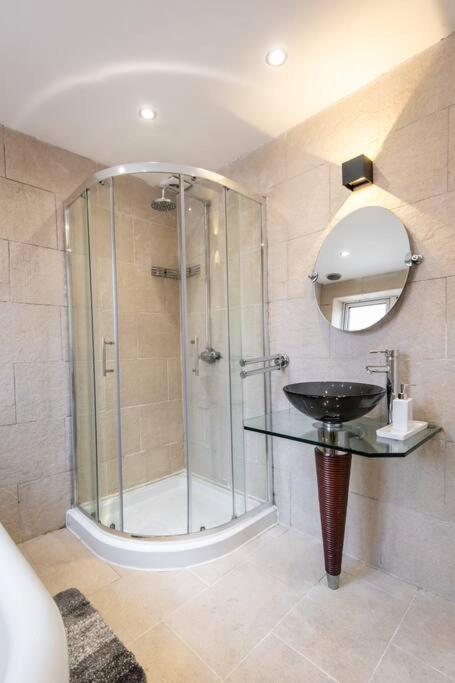Windsor House 3 Bedrooms Sleeps 8 マンチェスター エクステリア 写真