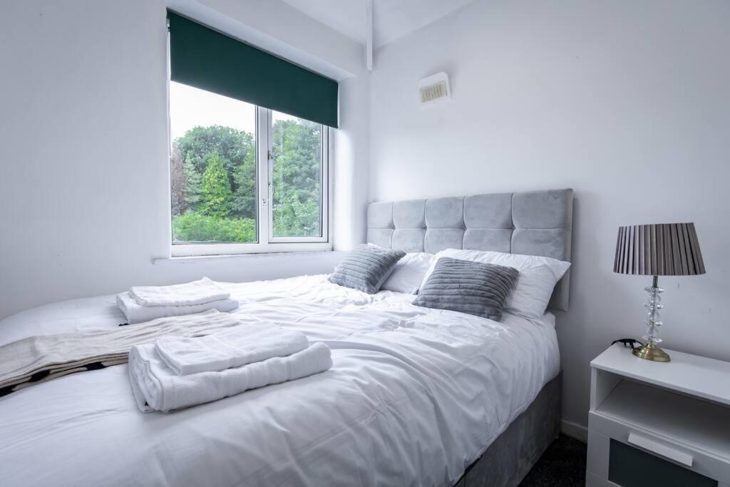 Windsor House 3 Bedrooms Sleeps 8 マンチェスター エクステリア 写真