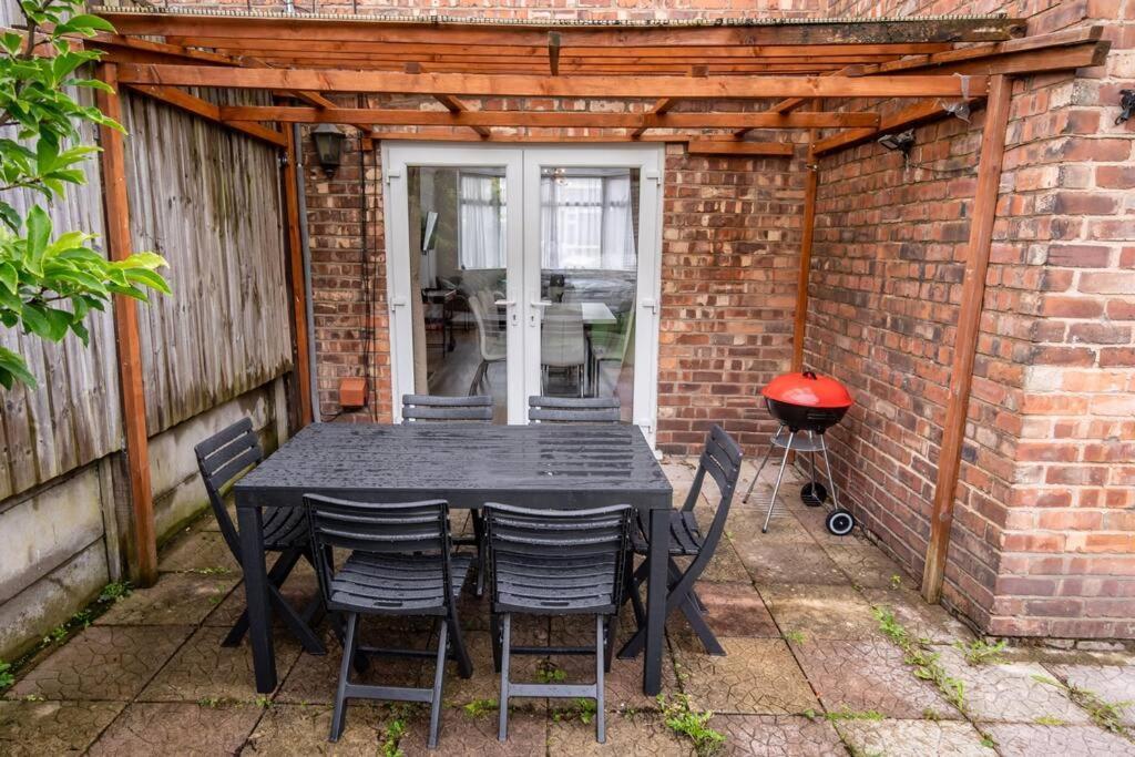 Windsor House 3 Bedrooms Sleeps 8 マンチェスター エクステリア 写真