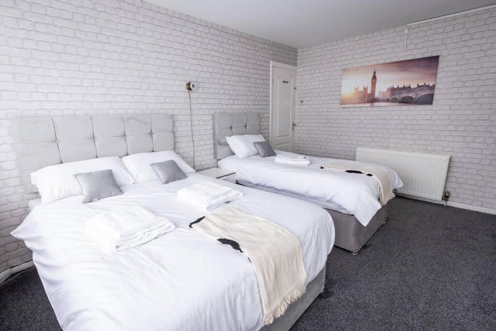 Windsor House 3 Bedrooms Sleeps 8 マンチェスター エクステリア 写真
