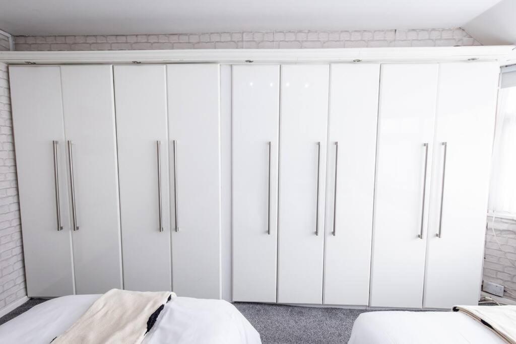 Windsor House 3 Bedrooms Sleeps 8 マンチェスター エクステリア 写真