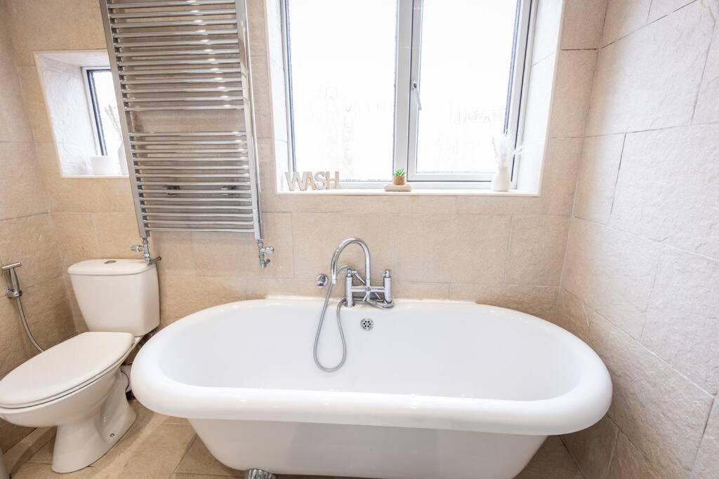 Windsor House 3 Bedrooms Sleeps 8 マンチェスター エクステリア 写真