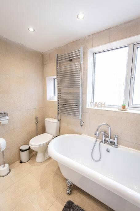 Windsor House 3 Bedrooms Sleeps 8 マンチェスター エクステリア 写真
