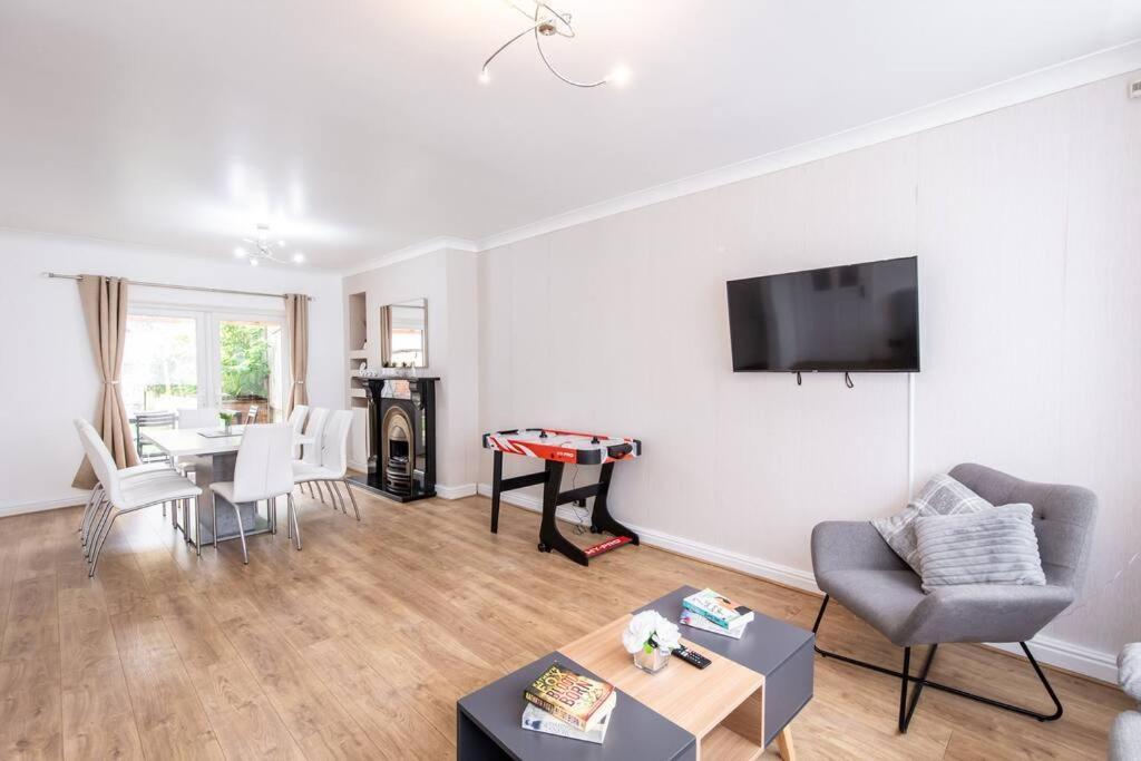 Windsor House 3 Bedrooms Sleeps 8 マンチェスター エクステリア 写真
