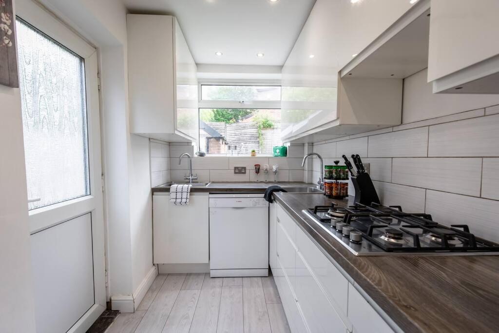 Windsor House 3 Bedrooms Sleeps 8 マンチェスター エクステリア 写真