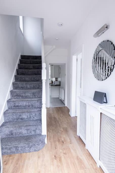 Windsor House 3 Bedrooms Sleeps 8 マンチェスター エクステリア 写真