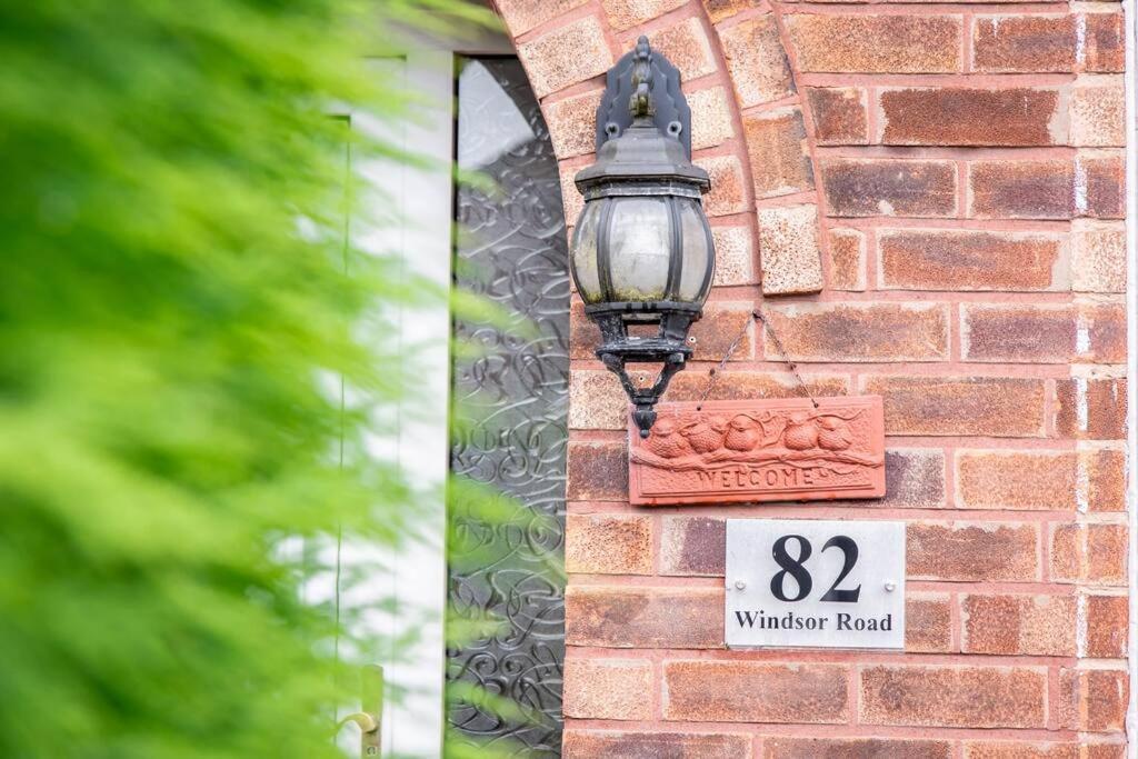 Windsor House 3 Bedrooms Sleeps 8 マンチェスター エクステリア 写真