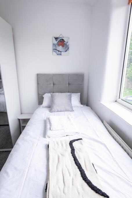 Windsor House 3 Bedrooms Sleeps 8 マンチェスター エクステリア 写真