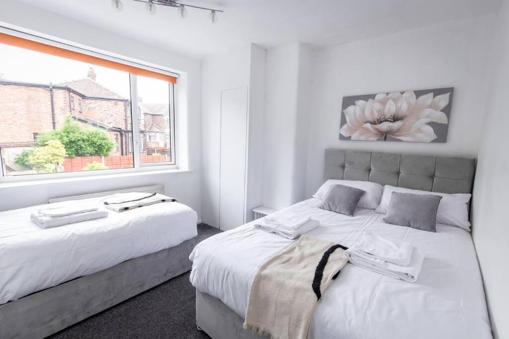Windsor House 3 Bedrooms Sleeps 8 マンチェスター エクステリア 写真
