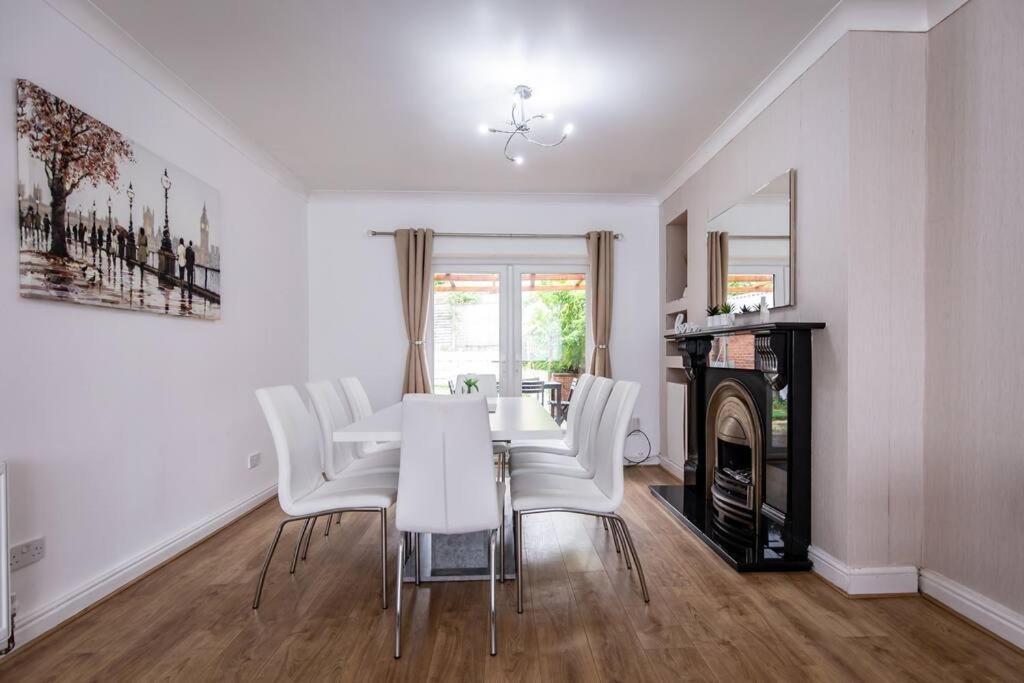 Windsor House 3 Bedrooms Sleeps 8 マンチェスター エクステリア 写真